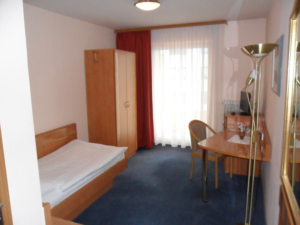 Hotel Europa ฟอร์ซไฮม์ ภายนอก รูปภาพ