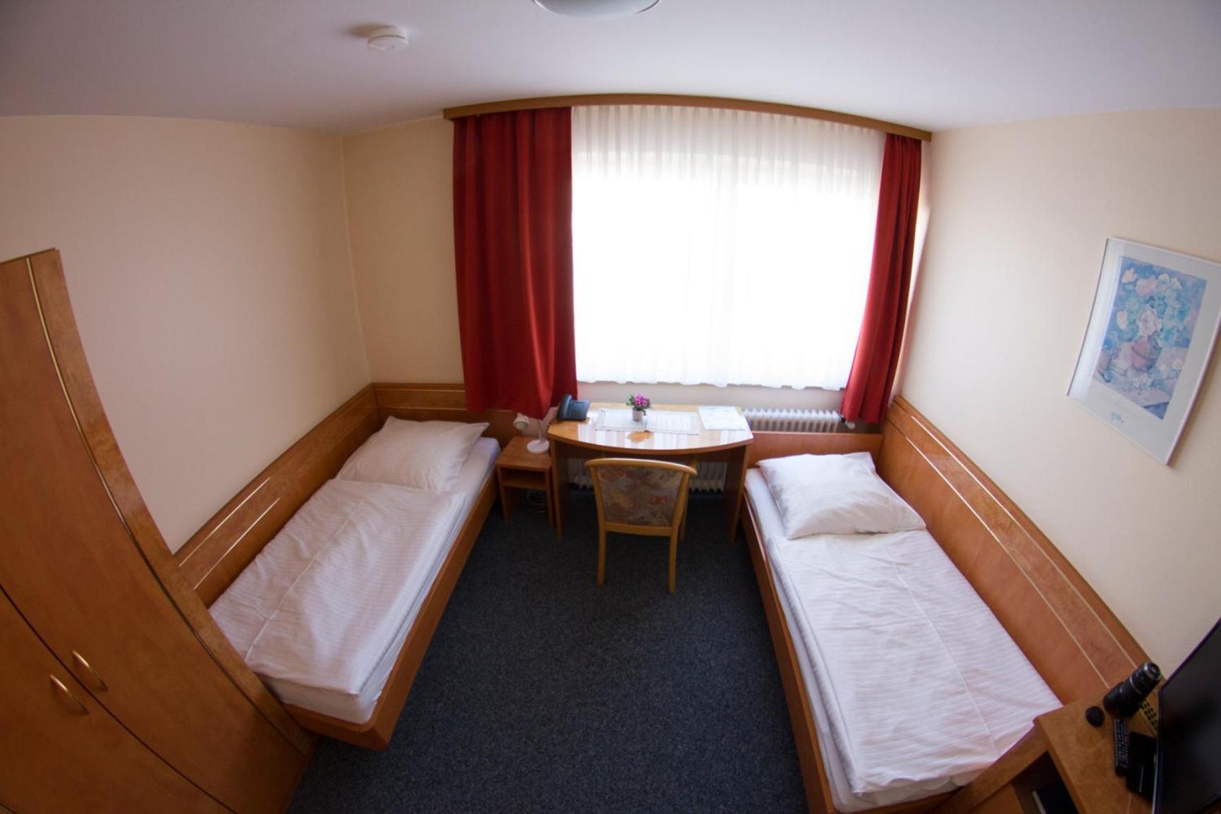 Hotel Europa ฟอร์ซไฮม์ ภายนอก รูปภาพ