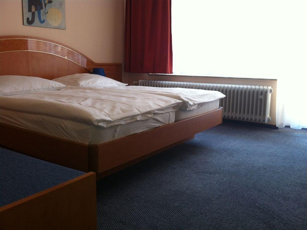 Hotel Europa ฟอร์ซไฮม์ ภายนอก รูปภาพ
