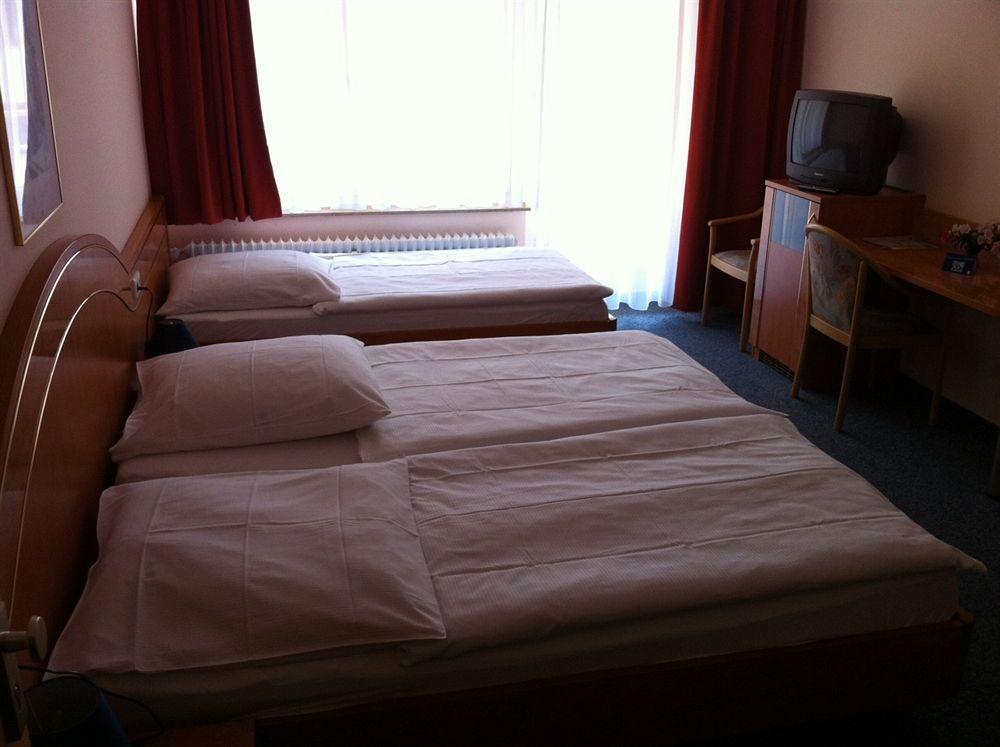 Hotel Europa ฟอร์ซไฮม์ ภายนอก รูปภาพ
