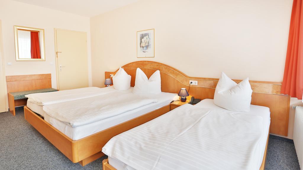 Hotel Europa ฟอร์ซไฮม์ ภายนอก รูปภาพ