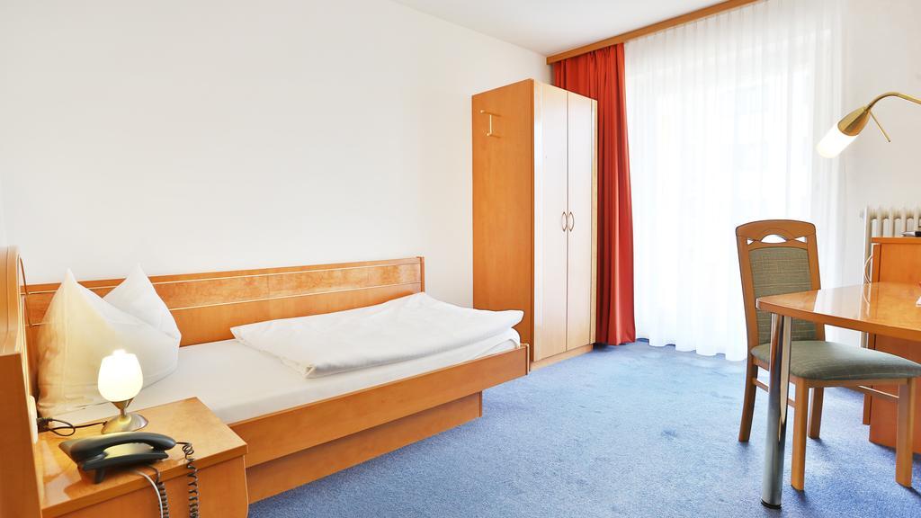 Hotel Europa ฟอร์ซไฮม์ ภายนอก รูปภาพ