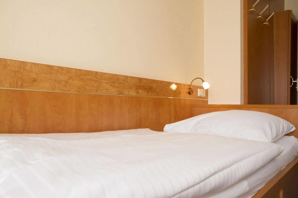 Hotel Europa ฟอร์ซไฮม์ ภายนอก รูปภาพ
